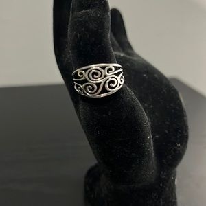 Women’s silver fashion ring size 8